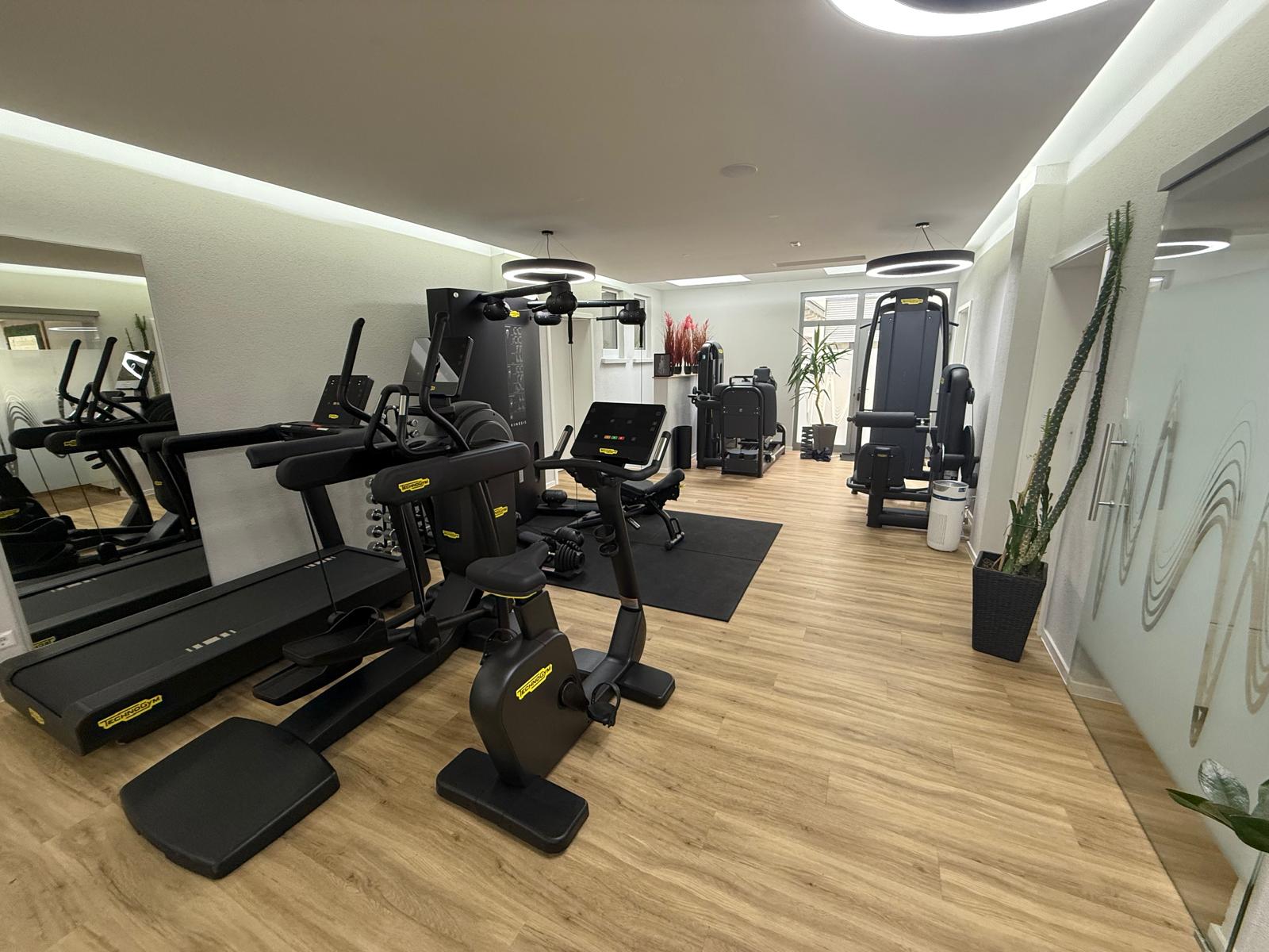 Physiotherapie in Göppingen Die Physiotherapie ist der Kern unseres Gesundheitszentrums. Unser Ziel ist es, Schmerzen zu lindern, Beweglichkeit zurückzugewinnen und den Körper langfristig zu stabilisieren.